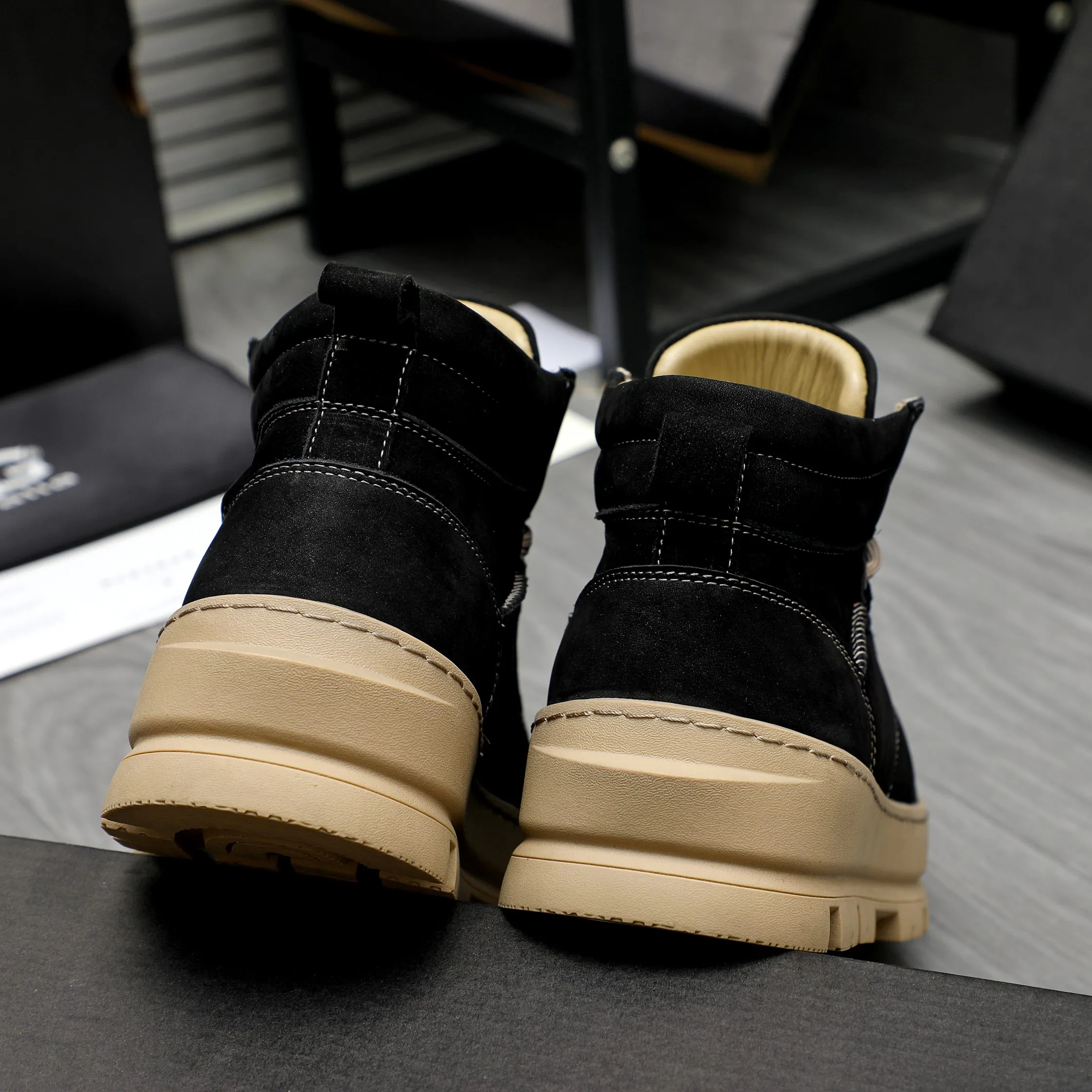 P620 Product trademark: "UGG" Gaobang men's shoes Regular size: 39-44 Product materials: Selected nubuck leather upper, wool lining, original outsole